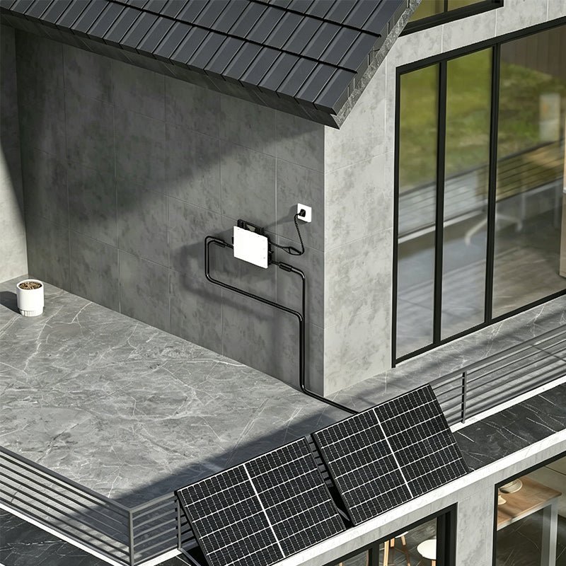 Herstellerillustration: zwei Solarmodule am Geländer, Mikrowechselrichter an der Außensteckdose.